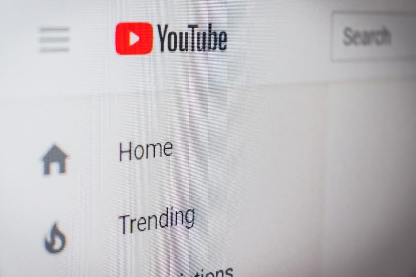 Pesquisa analisa a presença da desinformação sobre vacinas contra a COVID-19 no YouTube
